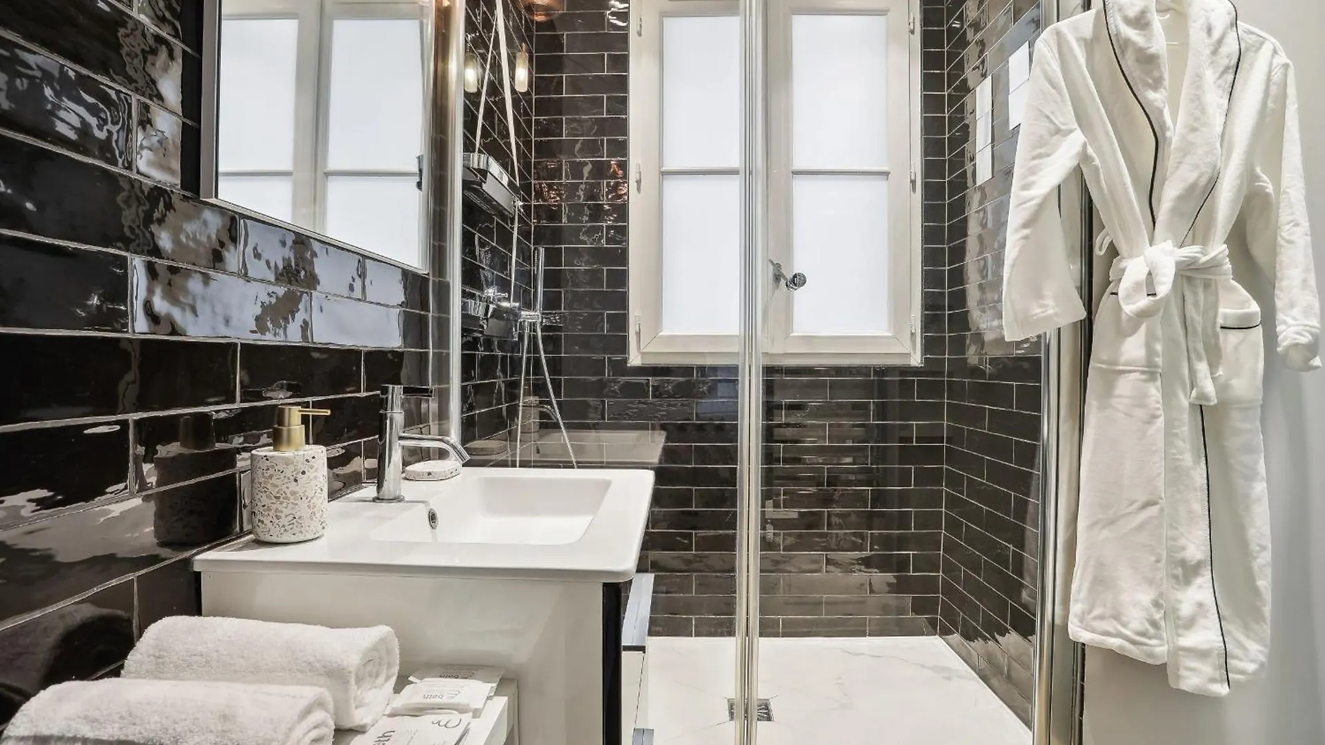 Eiffel Tower & Champ De Mars - 1Br - Cityapartmentstay 파리 아파트